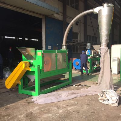Độ ẩm cuối cùng Máy khử nước nhựa 1,8% cho các mảnh cứng